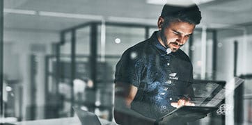 Mężczyzna korzystający z tabletu