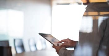 Osoba korzystająca z tabletu